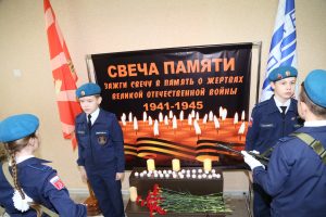 В Астрахани прошли акции «Свеча Памяти» и Всероссийская акция «Парта героя»